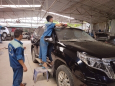 Đánh bóng xe ô tô