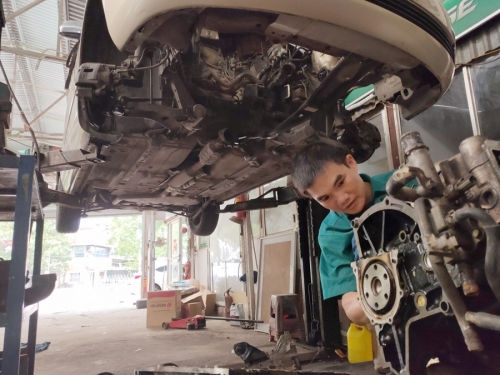 Tháo bổ máy trung tu xe